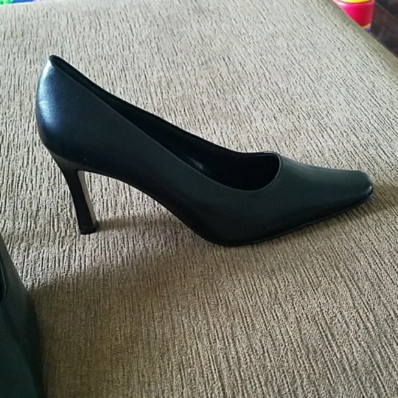 Black, high heel shoes - Picture 2 of 2